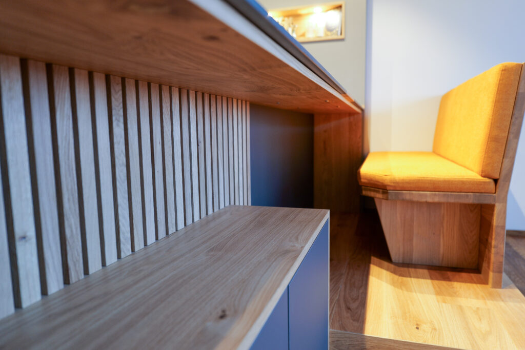 wandwerk-waldhof-kueche-holzdetail-kueche-mit-bank